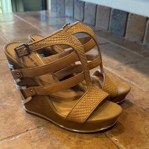 Like new Gianni Bini Snakeskin Platform Wedges Heels Shoes 6 $129!!